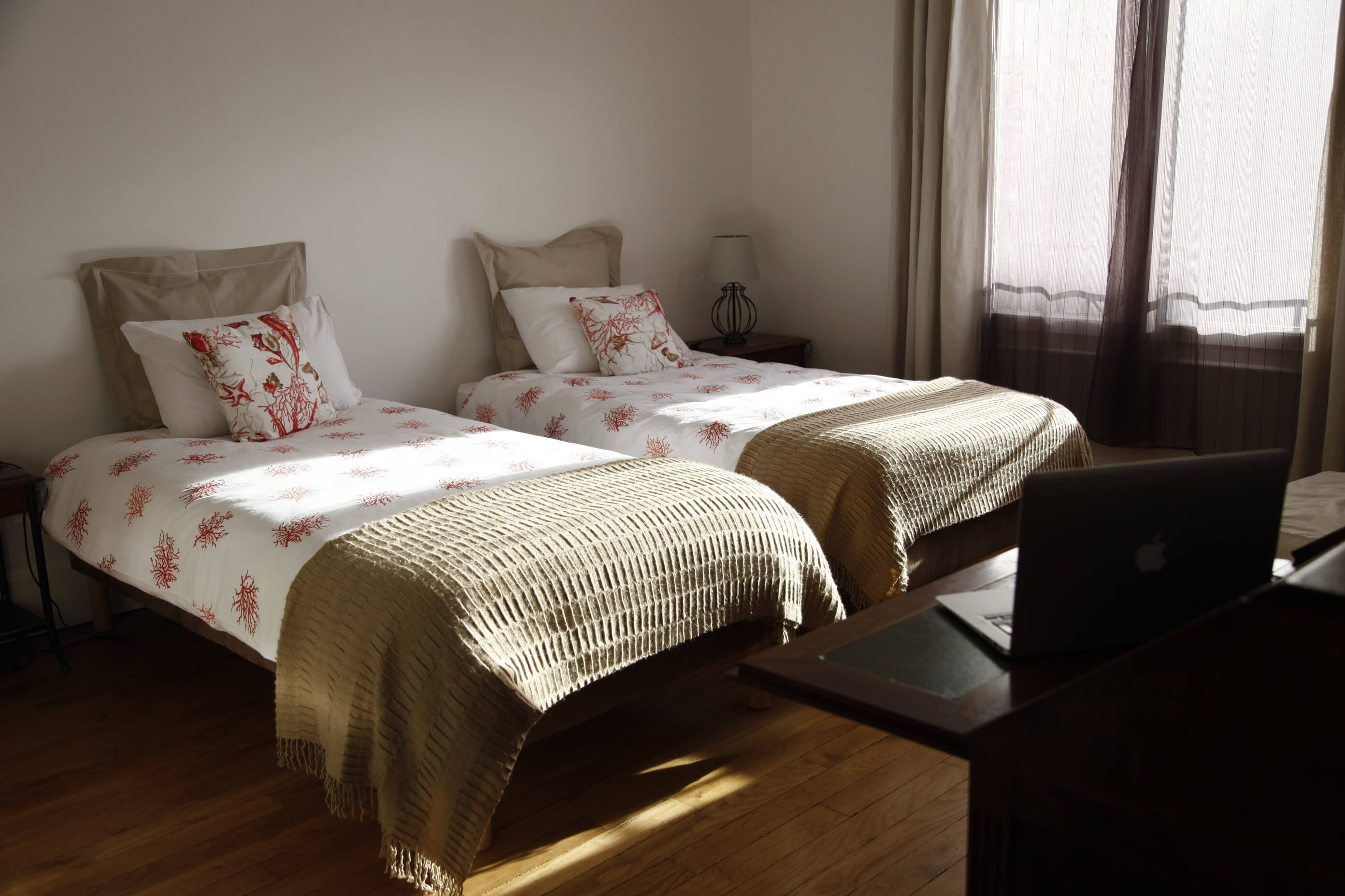 rooms.eastSide.pictures.main